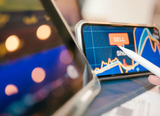 Opérateur sur plusieurs marchés étudiant les options Bitcoin, Ethereum et le forex