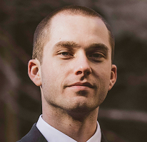 Thomas Whitfield en portrait, analyste en trading et spécialiste du marché crypto
